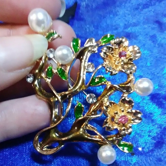 Faux Pearl Flower Brooch Pin - Picture 3 of 3